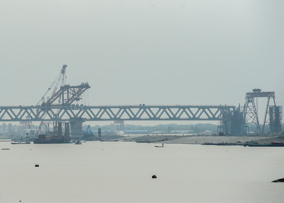 子どもが橋建設の人柱に？ デマ拡散でリンチ続発、8人死亡 バングラデシュ