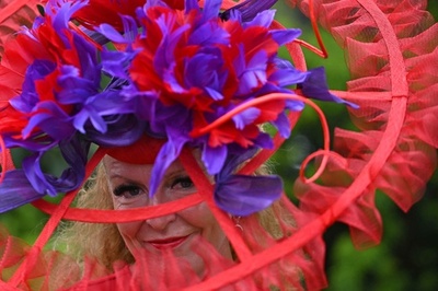 英ロイヤルアスコット、華麗なるドレスと帽子