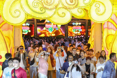 【三里河中国経済観察】政策と市場が共鳴、「メーデー」消費が経済の強さ示す