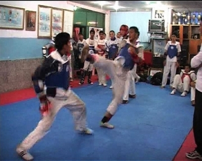 【動画】アフガニスタン初の五輪メダル狙う、テコンドー選手