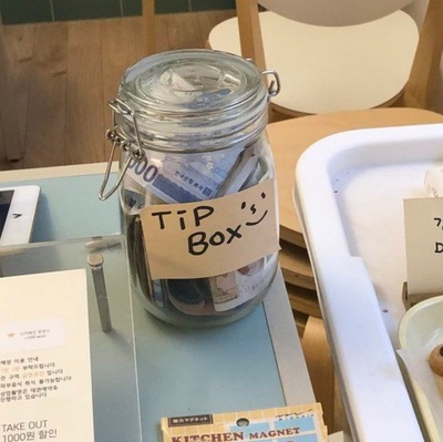 機械で注文なのに、どうして「チップ要求？」…韓国のカフェに登場した「チップ」箱に批判と理解と