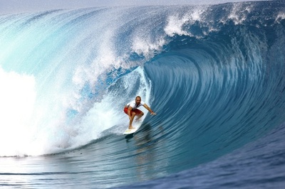 バトル繰り広げるサーファーたち、タヒチでプロサーフィン大会 