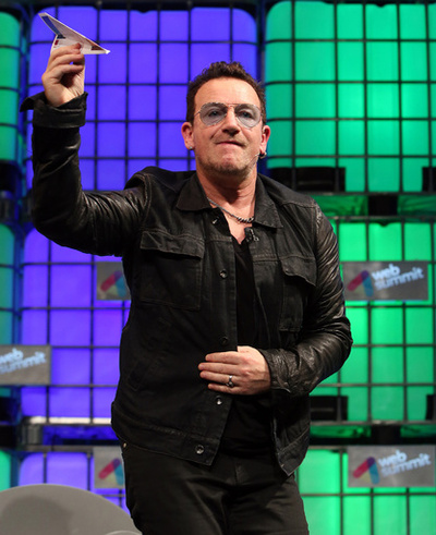 U2ボノが乗ったジェット機、上空でハッチ外れる ベルリン