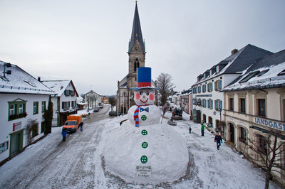 特大雪だるま、広場でにっこり ドイツ