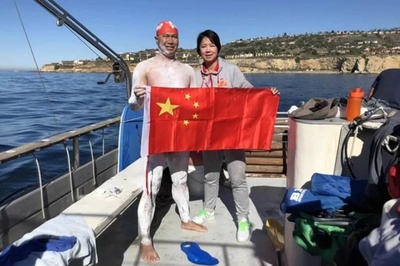 中国広東の水泳の達人・陳蘇偉さん 米モロカイ海峡の横断に成功