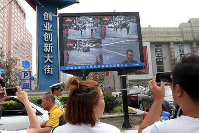 プライバシーどう扱う 信号無視の歩行者「中継」する大型画面、北京に登場