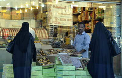 サウジアラビア、付加価値税導入へ 原油価格低迷による財政悪化で