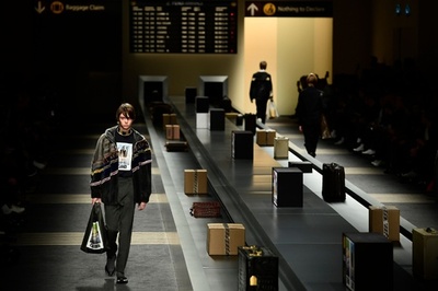 設定は空港の荷物受取コーナー、旅する「フェンディ」18/19年秋冬メンズ