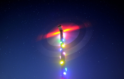 風力で鮮やかに光る風車、ドイツ