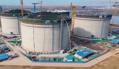 世界最大級のLNGタンク3基、同時に屋根上げ工事 中国江蘇省