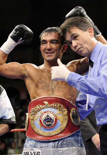 ナルバエス ポゾからTKO勝ちを収め13度目の防衛を果たす