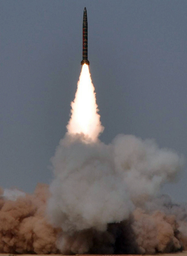 パキスタンがミサイル実験、核搭載が可能な2基