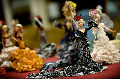 スペインでバービー展示会、ドレスはもちろんフラメンコ衣装