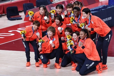 日本、米に完敗も過去最高の銀 東京五輪バスケ女子
