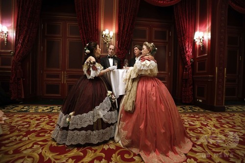 19世紀の舞踏会を再現、仏パリで華やかに開催