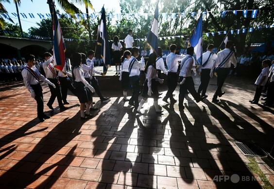 エルサルバドル、ギャング対策の校則導入 「公教育の軍事化」と批判も