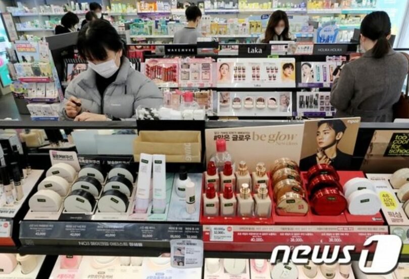 ソウル市鍾路区（チョンノグ）にあるオリーブヤング売り場で色調化粧品を選ぶ客(c)news1