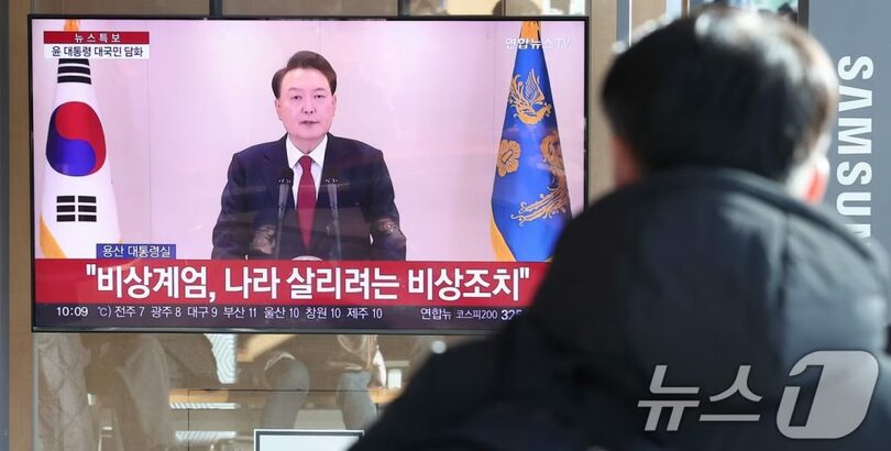 12日、ソウル駅待合室でユン・ソンニョル（尹錫悦）大統領の4回目の対国民談話を視聴する市民ら(c)news1