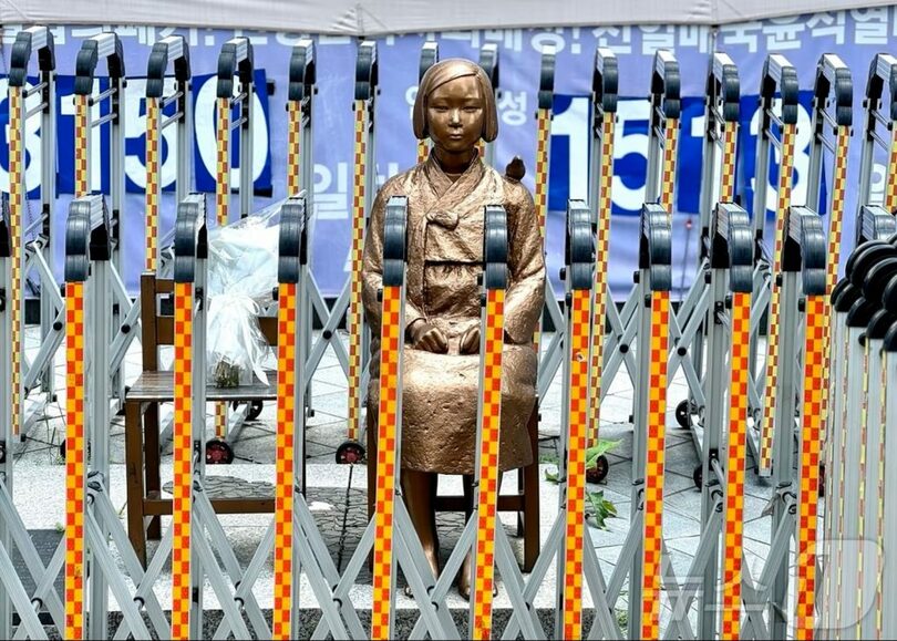 ソウル市鍾路区にある旧日本大使館前の「平和の少女像」(c)news1