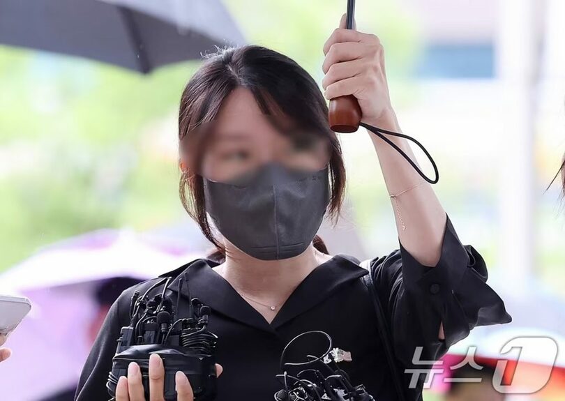 7月21日、ソウル東部地裁で逮捕前被疑者審問を受けるため出廷した30代の女性(c)news1