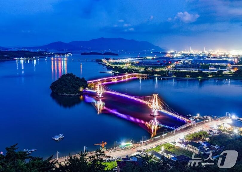 蟾津江水辺公園の夜景＝光陽市提供(c)news1