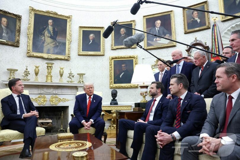 北大西洋条約機構(NATO)のルッテ事務総長と会談するトランプ米大統領(c)Reuters/news1