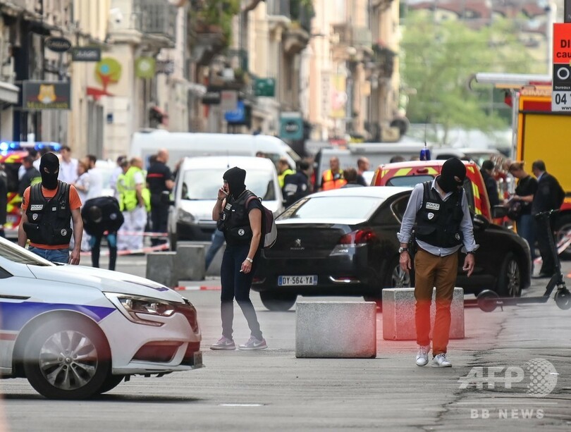 仏リヨンで爆発、十数人負傷 「攻撃」と大統領