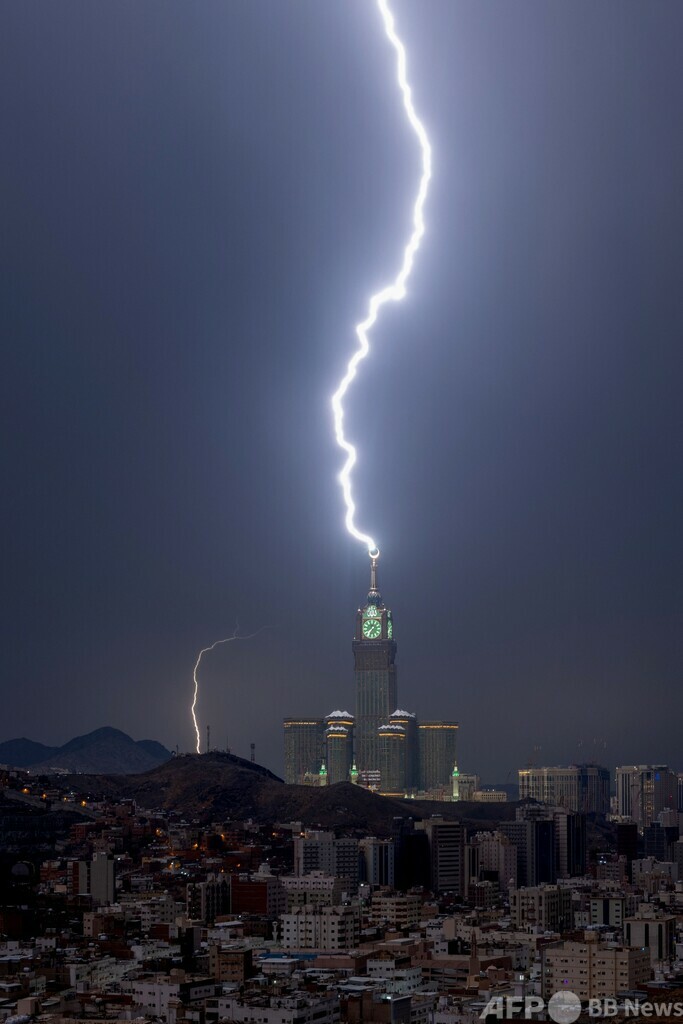 メッカで猛烈な嵐 落雷や強風で転倒する人も サウジ