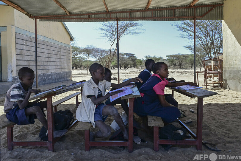 浅井戸にしみ出た水で命をつなぐ、深刻な干ばつのケニア