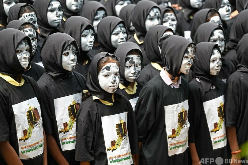 【今日の1枚】顔にペイントして応援、月まで届け インド