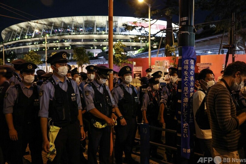東京五輪反対、デモ隊の前に立ちはだかる警察