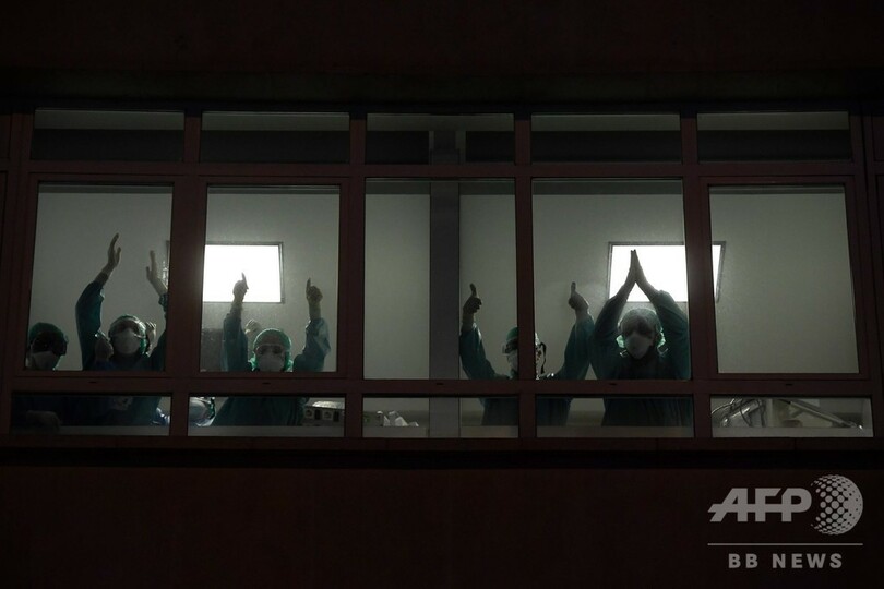 新型ウイルスの高齢患者乗せた救急車に若者が投石 スペイン