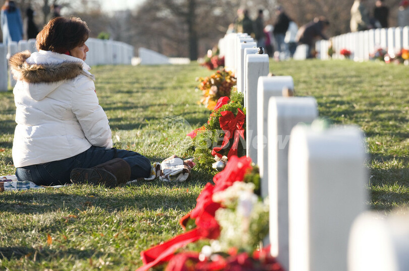 戦死者にクリスマス・リースを、米アーリントン国立墓地