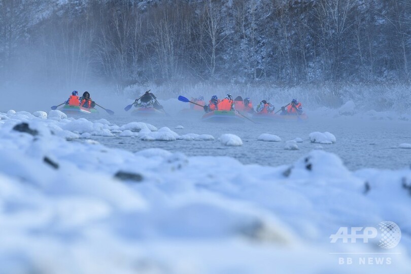 凍らない川でボート遊び 中国・内モンゴル