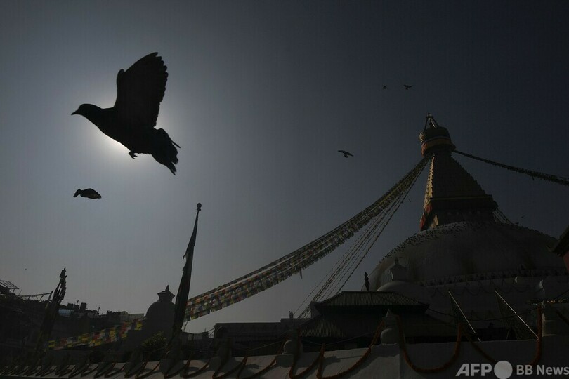 ネパール最大の仏塔、祈祷旗を天然素材製に