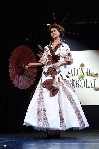 本当にチョコ？パリでチョコのドレスのファッションショー 写真21枚