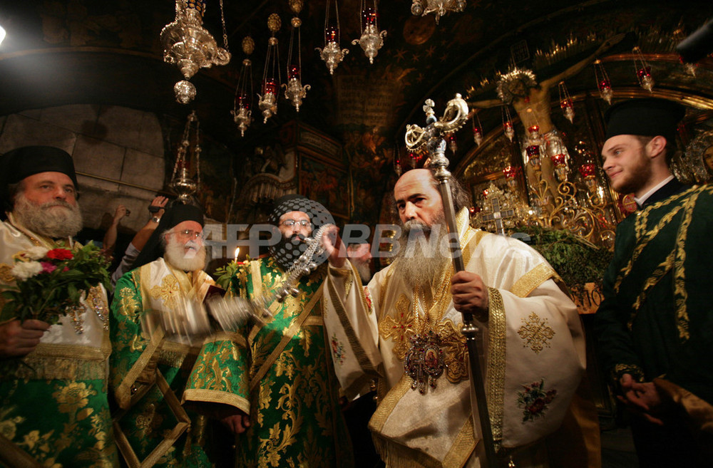 エルサレムの聖墳墓教会で、ギリシャ正教総主教が「十字架称賛」の祝福
