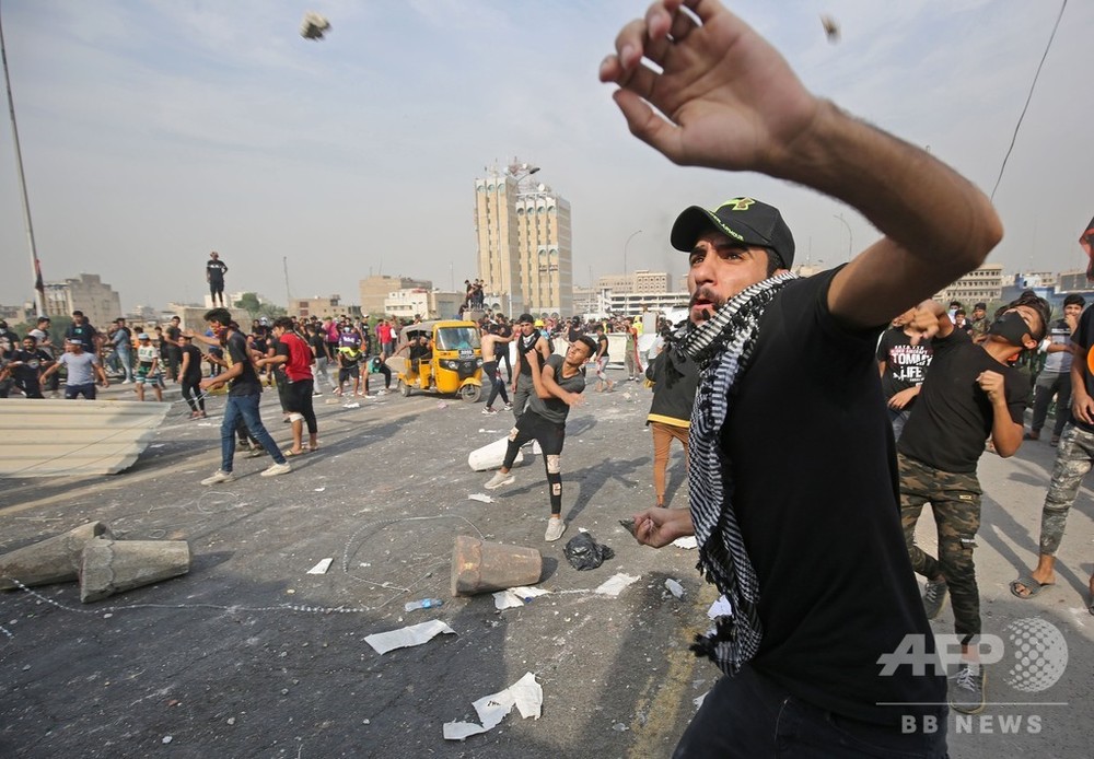 イラク首都でデモ、治安部隊と衝突 反政府デモ開始から1年