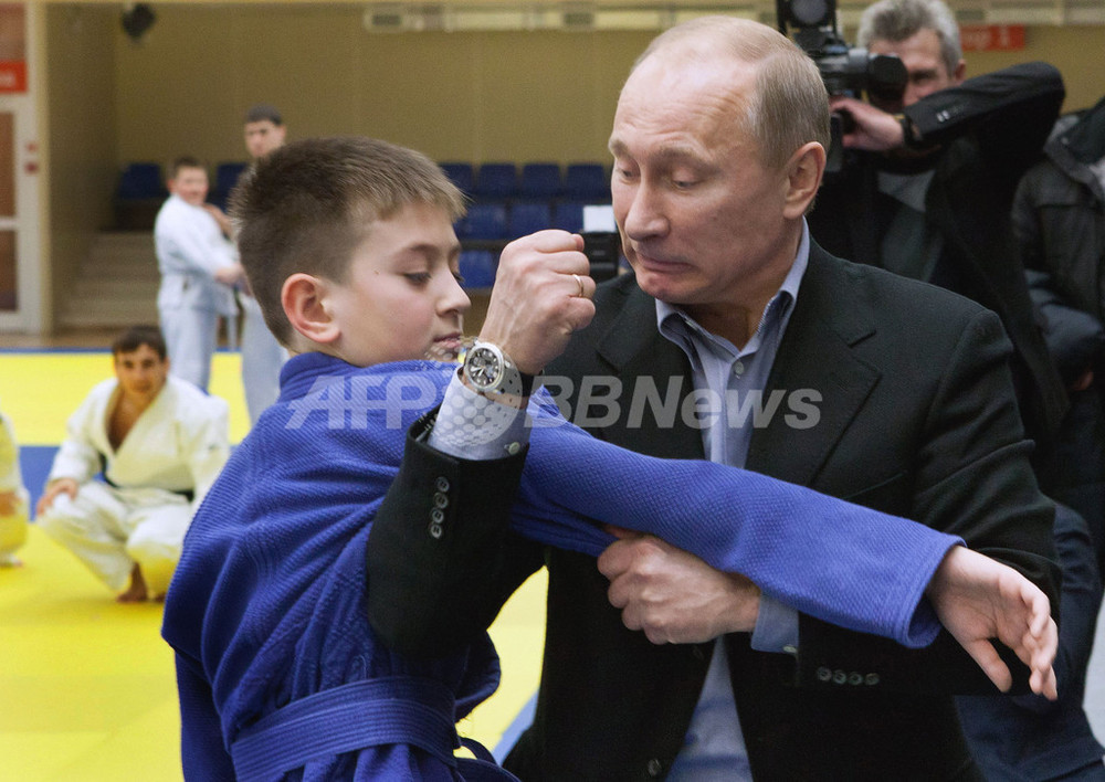 黒帯プーチン首相、子ども柔道教室に飛び入り 写真4枚 国際ニュース：AFPBB News