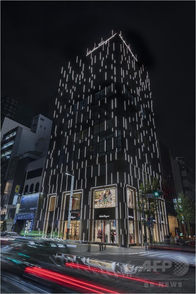 「サルヴァトーレ フェラガモ」銀座本店リニューアル、ローラが祝福