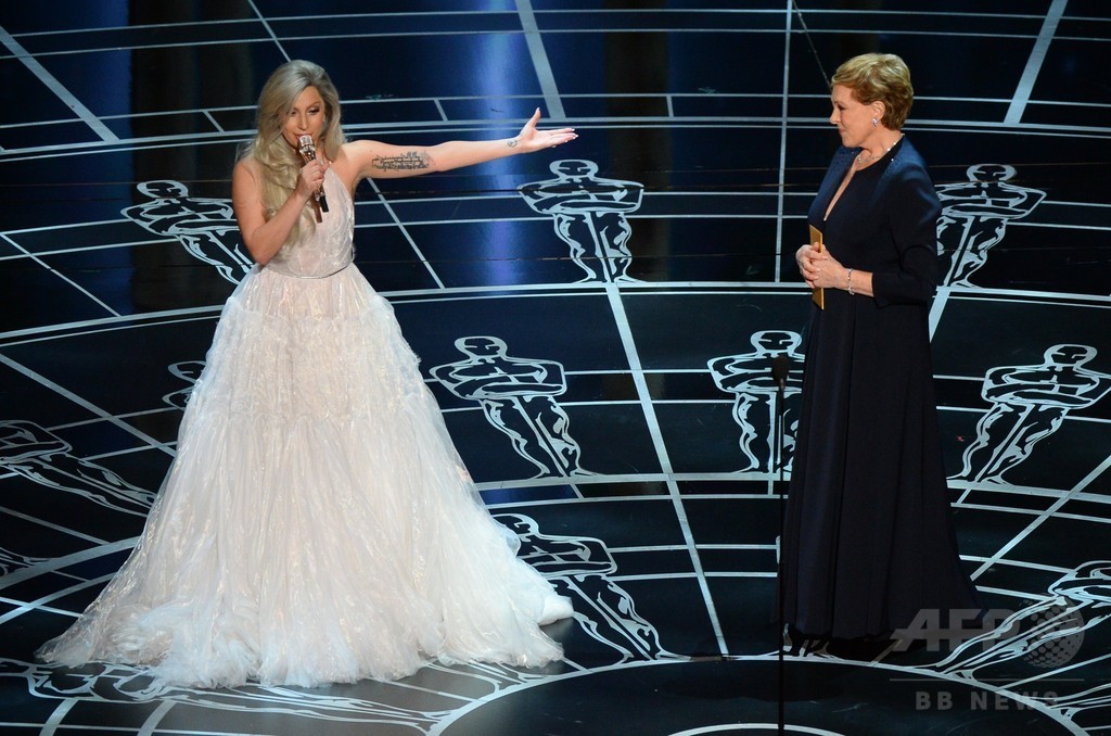 レディー・ガガ、アカデミー賞授賞式で熱唱