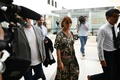 南仏アビニョンで、裁判所に到着した公判に臨むドミニク・P被告の妻（中央、2024年9月2日撮影）。(c)Christophe SIMON / AFP