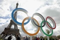五輪シンボルが取り外されたフランス・パリのエッフェル塔（2024年9月27日撮影）。(c)GEOFFROY VAN DER HASSELT / AFP