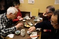 都内のレストランで、鯨肉料理を食べる人々（2019年1月18日撮影）。(c)Kazuhiro NOGI / AFP