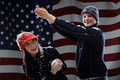 米テレビ局%%NBC%%と米国五輪委員会（%%US Olympic Committee%%、%%USOC%%）が12日、ロサンゼルス（Los Angeles）のスマッシュボックス・スタジオ（Smashbox Studios）でプロモーション用の写真撮影を行い、米国のフィギュアスケート選手などが参加した。写真はカメラに向けてポーズをとるメリル・デイビス（%%Meryl Davis%%、左）とチャーリー・ホワイト（%%Charlie White%%）。（2009年5月12日撮影）(c)AFP/Getty Images/Harry How