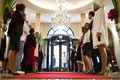 パリ（Paris）・モンテーニュ通り（Avenue Montaigne）にある老舗ホテル「プラザ・アテネ（Plaza Athenee）」で、改装前の最後の客を玄関ホールから見送る従業員（2013年10月1日撮影）。(c)AFP/FRED DUFOUR