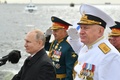 ロシアのウラジーミル・プーチン大統領（左）、セルゲイ・ショイグ国防相（中央）、ニコライ・エフメノフ海軍総司令官。サンクトペテルブルクで（2021年7月25日撮影、資料写真）。(c)Alexey NIKOLSKY / SPUTNIK / AFP
