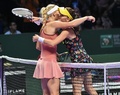 女子テニス、WTAツアー選手権（BNP Paribas WTA Championships - Singapore 2014）4日目。試合後、アニエスカ・ラドワンスカ（Agnieszka Radwanska、右）と抱き合うカロリーネ・ボズニアツキ（Caroline Wozniacki、2014年10月23日撮影）。(c)AFP/ROSLAN RAHMAN