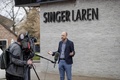 オランダ・ラーレンにあるシンガーラーレン美術館前で取材に応じるエバート・ファン・オス館長（2020年3月30日撮影）。(c)Robin VAN LONKHUIJSEN / ANP / AFP