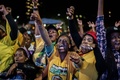 南アフリカのヨハネスブルク（Johannesburg）で、与党・アフリカ民族会議（ANC）の勝利を喜ぶ支持者たち（2014年5月10日撮影）。(c)AFP/GIANLUIGI GUERCIA